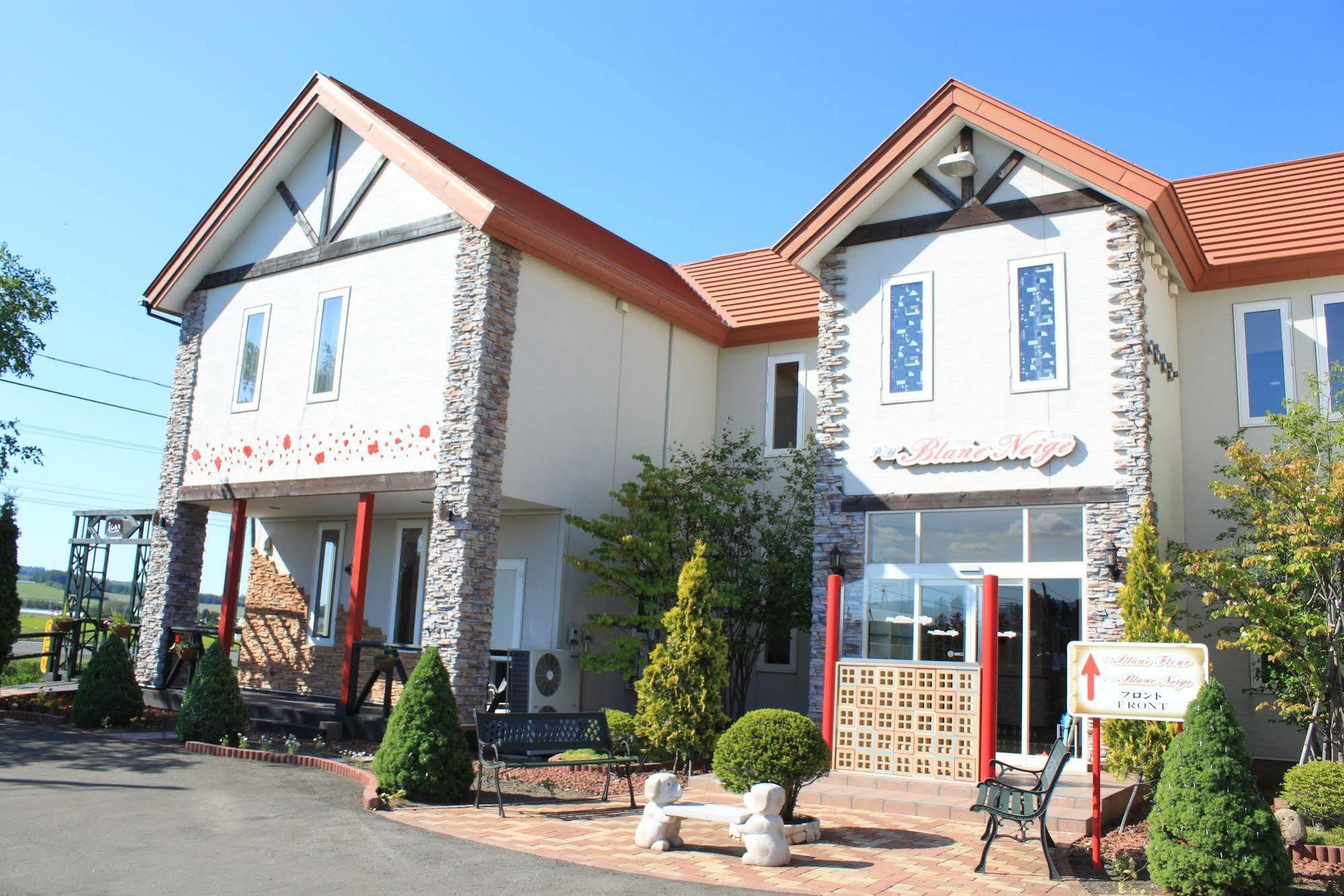 Petit Hotel Blanc Fleur Nakafurano Buitenkant foto